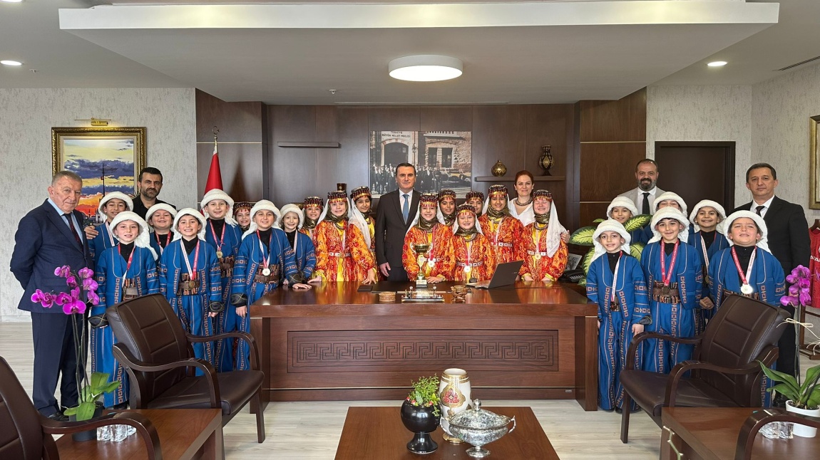 Halk Oyunları Ekibimiz Pendik Kaymakamı Sayın Mehmet Yıldız’ı Makamında Ziyaret Etti.